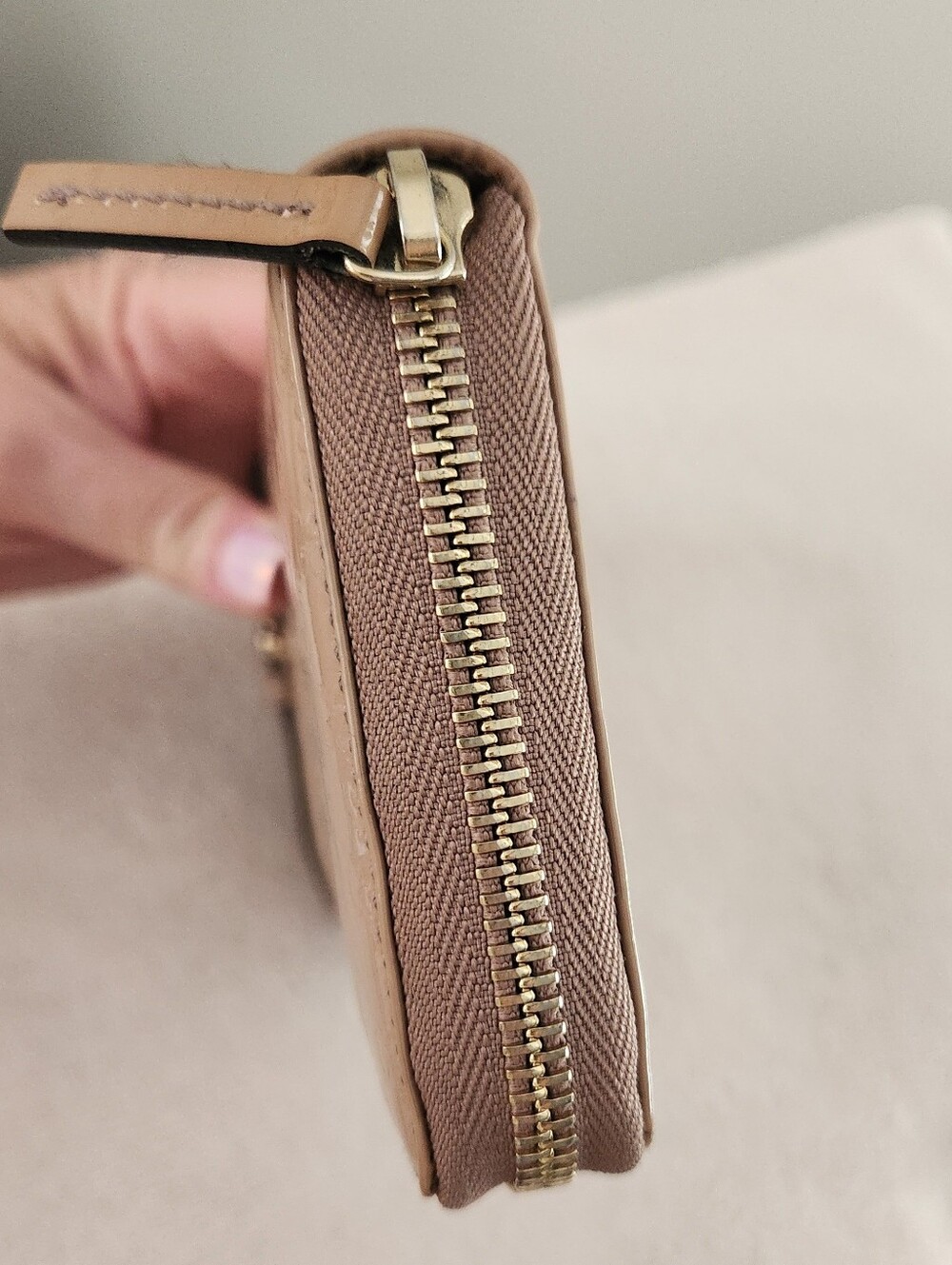 Gucci Taupe Embossed Patent Leather Microguccisima Zip Wallet with Gold Buckle - Picture 5 of 12